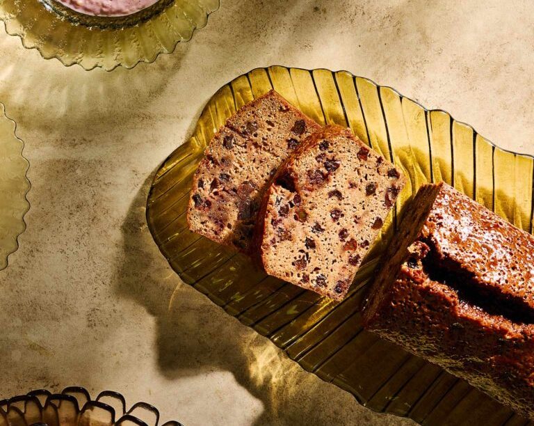 Κέικ σιροπιαστό με σταφίδες και κόκκινο κρασί