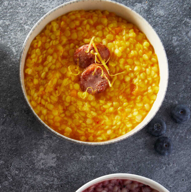 Τραχανάς με κρόκο Κοζάνης, ψητή κολοκύθα και λουκάνικο