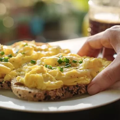 Μετά τα 50: Φάε αυτές τις 7 τροφές και θα έχεις ένα δυνατό και υγιές σώμα