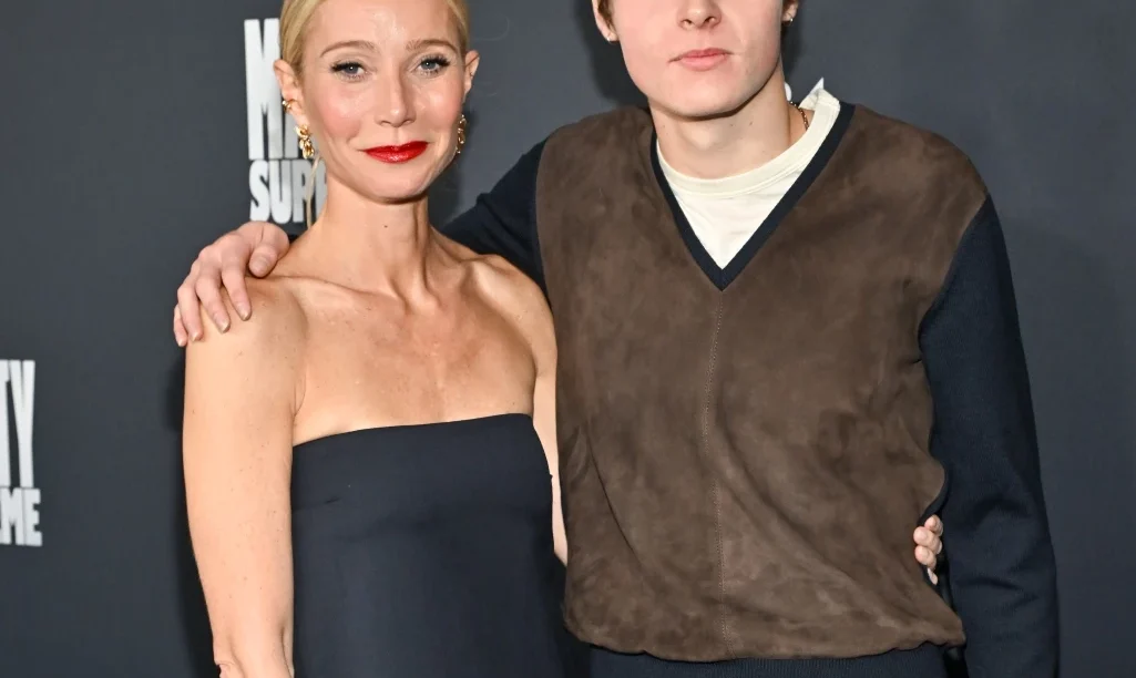 Ο 19χρονος γιος της Γκουίνεθ Πάλτροου τη συνόδευσε στο κόκκινο χαλί – Η πρώτη επίσημη εμφάνισή του