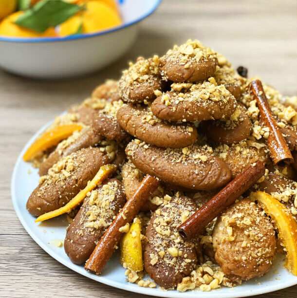 Τα μελομακάρονα των μαμάδων μας: η αλάνθαστη συνταγή από δύο παλιές νοικοκυρές