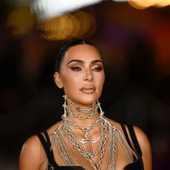 Kim Kardashian (1) Kim Kardashian (1)