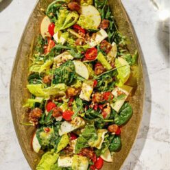 christoygenniatiki-prasini-salata-me-karamelomena-kastana-kai-tyri-mpri-gastronomos-610×762