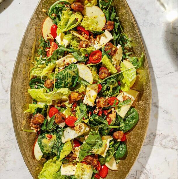 Χριστουγεννιάτικη πράσινη σαλάτα με καραμελωμένα κάστανα και τυρί μπρι