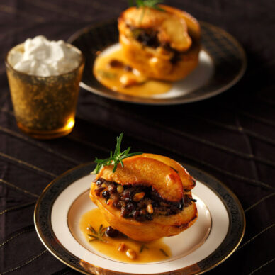 Κυδώνια γεμιστά με κιμά, κουκουνάρι και μαύρες σταφίδες