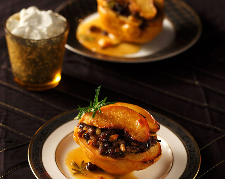 Κυδώνια γεμιστά με κιμά, κουκουνάρι και μαύρες σταφίδες