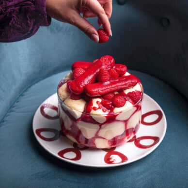 Κόκκινο χριστουγεννιάτικο «τιραμισού» με σμέουρα