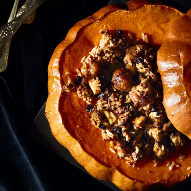 Κολοκύθα γεμιστή με συκωτάκια κοτόπουλου, μήλα και κάστανα