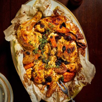 Κοτόπουλο στη λαδόκολλα με γλυκοπατάτες και μυζήθρα