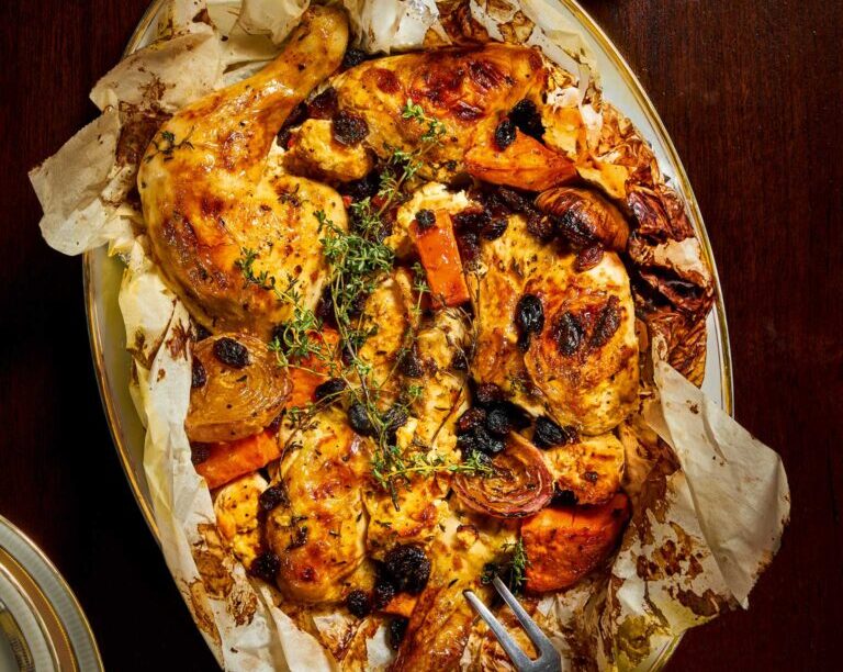 Κοτόπουλο στη λαδόκολλα με γλυκοπατάτες και μυζήθρα