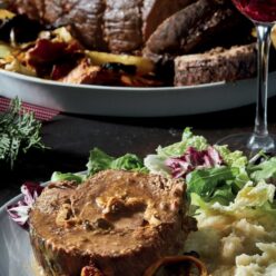 moschari-sio-rolo-me-a-gria-manita-ria-thyma-ri-kai-dentroli-vano_gastronomos-768×960