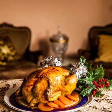 Κότα γεμιστή με κιμά και δαμάσκηνα, μια πολίτικη συνταγή