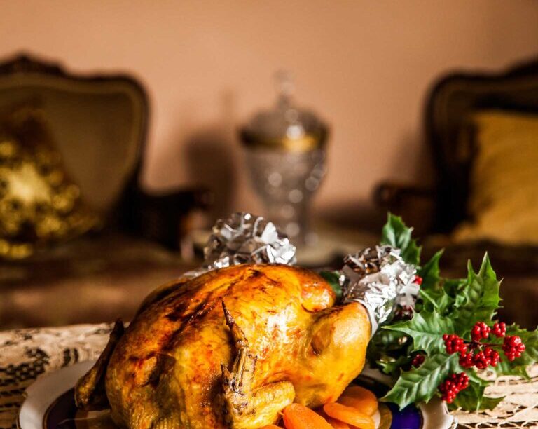 Κότα γεμιστή με κιμά και δαμάσκηνα, μια πολίτικη συνταγή