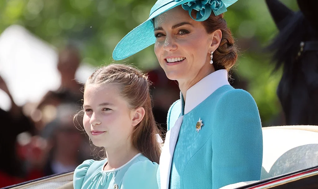 Η πριγκίπισσα Σάρλοτ μεγάλωσε και αρχίζει να υιοθετεί το signature look της μαμάς της