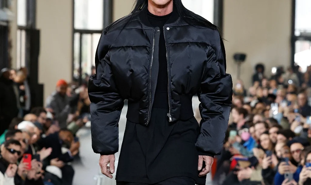 Ο Rick Owens σταματάει τη χρήση φυσικής γούνας σε όλες τις συλλογές του