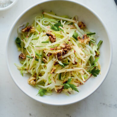 Σαλάτα με κέιλ, μήλο, φέτα και σταφίδες