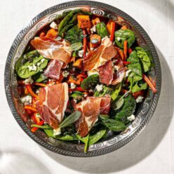 salata-me-spanaki-psites-glykopatates-kai-prosoyto-gastronomos-610×762