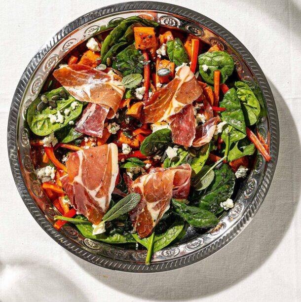 Σαλάτα με σπανάκι, ψητές γλυκοπατάτες και προσούτο