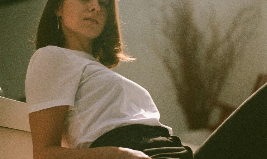 5 καθημερινές συμπεριφορές που επιβεβαιώνουν πως έχεις χαμηλή αυτοεκτίμηση