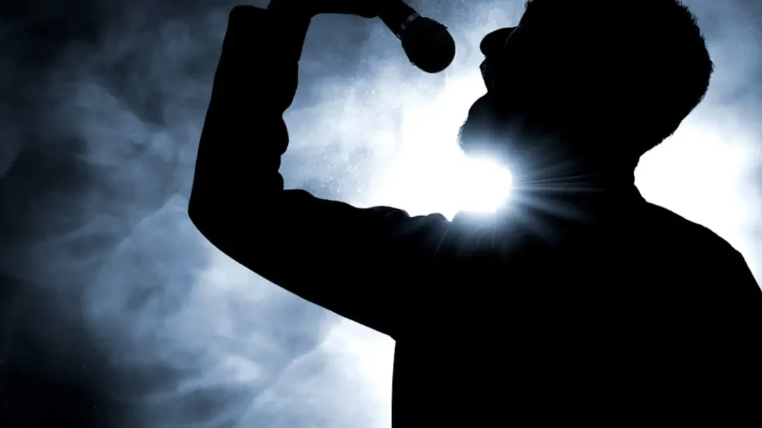 Αποκλειστικό: Ασέλγεια στο καμαρίνι καταγγέλλει συνάδελφος του γνωστού τραγουδιστή