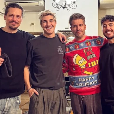 Χάρης Βαρθακούρης: Η φωτογραφία με τα αδέλφια του και οι ευχές για τα Χριστούγεννα