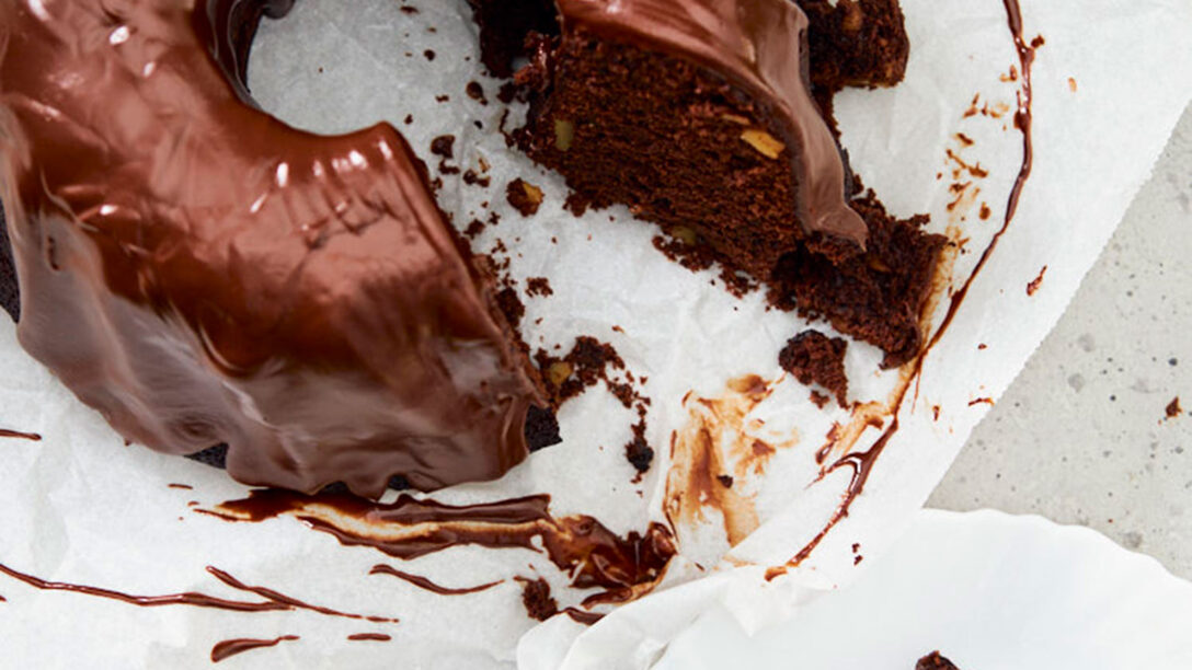 Κέικ σοκολάτας με καρύδια και γλάσο