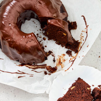 Κέικ σοκολάτας με καρύδια και γλάσο