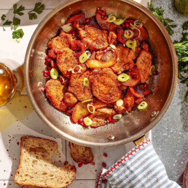 Χοιρινός λαιμός με μήλα και φασκόμηλο