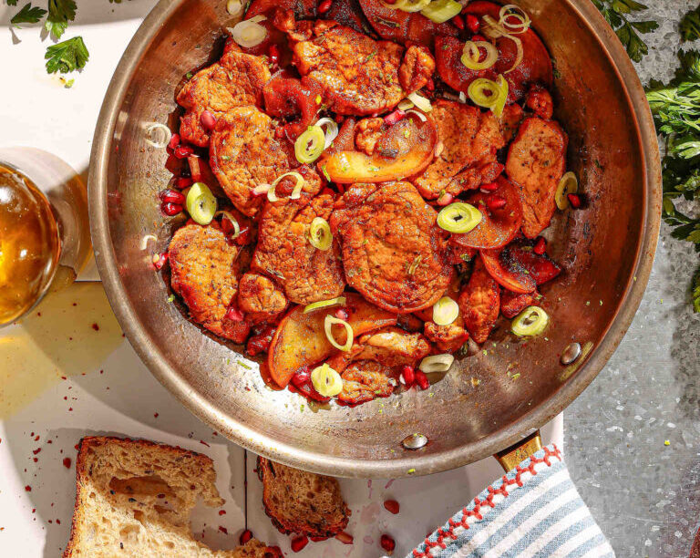 Χοιρινός λαιμός με μήλα και φασκόμηλο