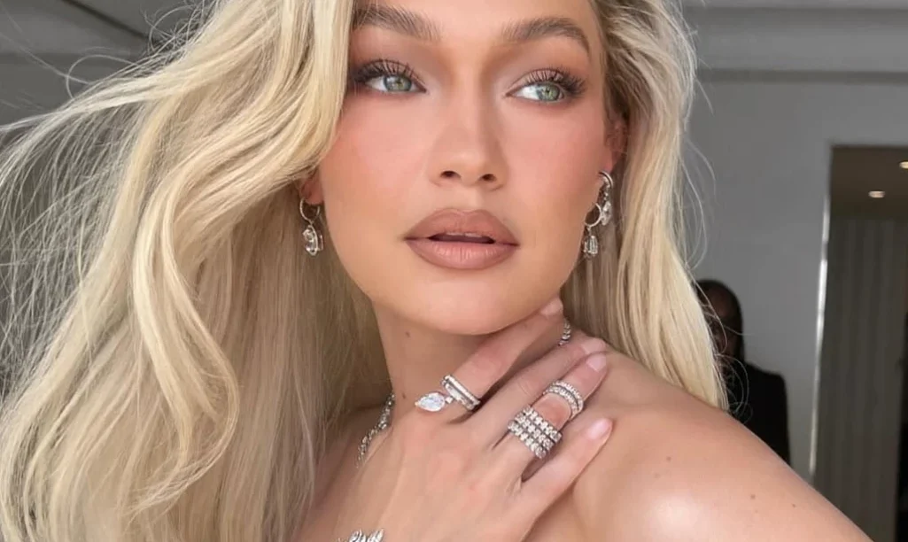 Stop the press: Η Τζίτζι Χαντίντ έγινε καστανή (κι ακόμα πιο όμορφη)