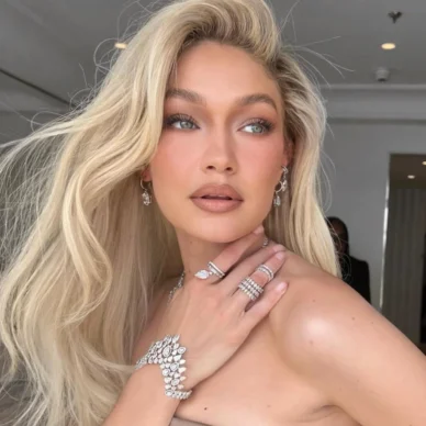 Stop the press: Η Τζίτζι Χαντίντ έγινε καστανή (κι ακόμα πιο όμορφη)