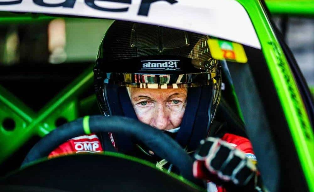 Η πιο γκαζιάρα γιαγιά τρέχει με Porsche και Lamborghini! (+videos)