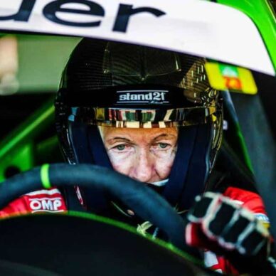 Η πιο γκαζιάρα γιαγιά τρέχει με Porsche και Lamborghini! (+videos)