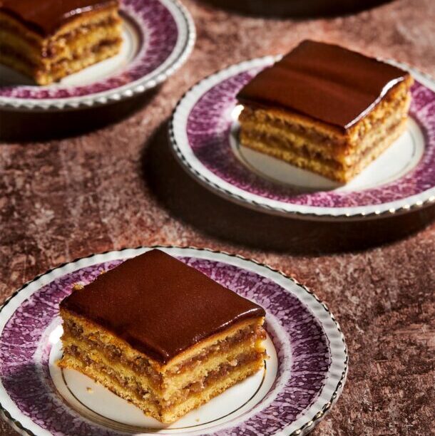 Γλυκό ταψιού σε στρώσεις, με καρύδια και μαρμελάδα βερίκοκο