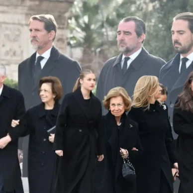 Κηδεία Πριγκίπισσας Ειρήνης: Πλήθος κόσμου στο τελευταίο αντίο – Συγκινημένη η Βασίλισσα Σοφία