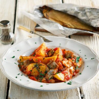 Πατάτες γιαχνί με ρέγκα, από την Εύη Βουτσινά