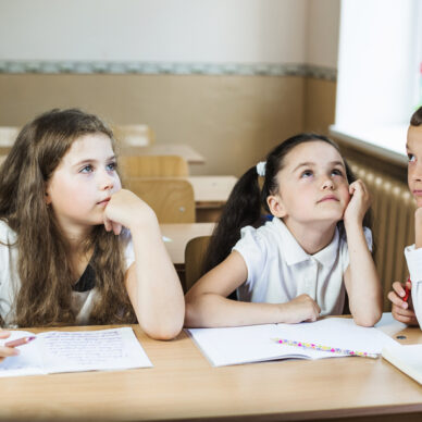 «Το παιδί μου είναι στον αυτόματο»: τι σημαίνει πραγματικά και γιατί είναι επικίνδυνη φράση