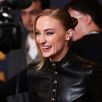 Η Σόφι Τέρνερ είναι χαρούμενη που έγινε μητέρα στα 23 της