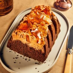 vegan-cake-sokolatas-me-epikalipsi-pralinas-fountoukiou-kai-karamela-gastronomos-768×960 (1)