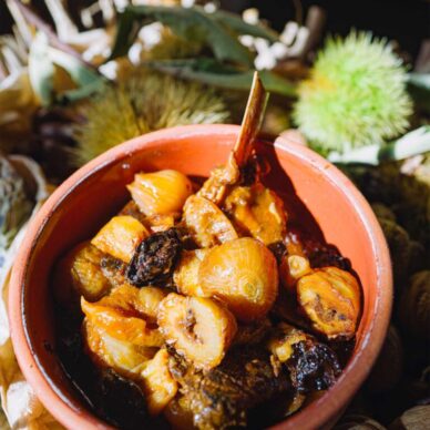 Χοιρινό στιφάδο με κάστανα και ξερά δαμάσκηνα