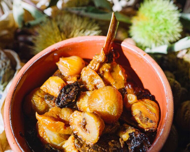 Χοιρινό στιφάδο με κάστανα και ξερά δαμάσκηνα