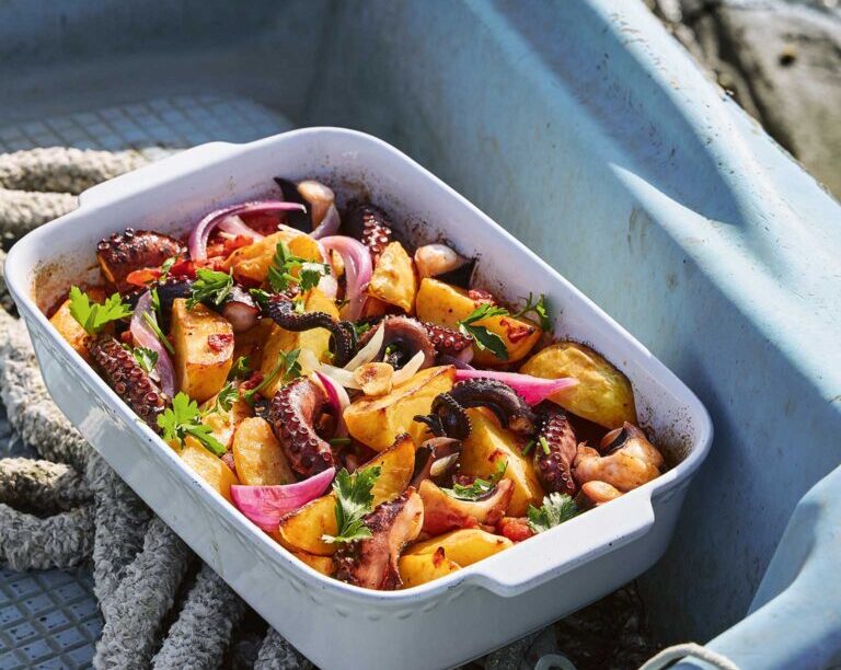 Χταπόδι με πατάτες στην κατσαρόλα