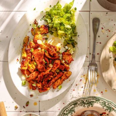 Φιλετάκια κοτόπουλου στο γκριλ με γιαούρτι και κελυφωτά φυστίκια