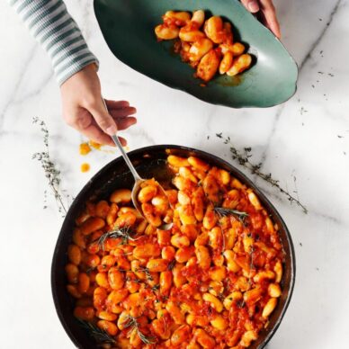 Γίγαντες φούρνου με ντομάτα, μέλι και δεντρολίβανο