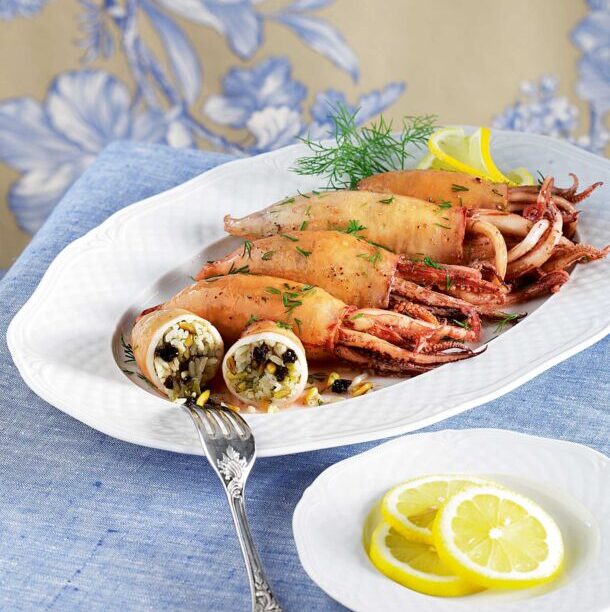 Σμυρναίικα καλαμαράκια γεμιστά με ρύζι, σταφίδες και κουκουνάρια