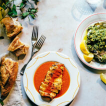 kalamari-sti-sxara-me-pikantiki-saltsa-gastronomos-610×762