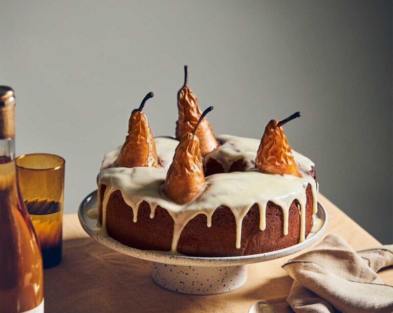 Κέικ σοκολάτα με ολόκληρα αχλάδια και γλάσο τζίντζερ