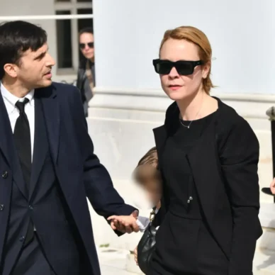 Λένα Παπαληγούρα: Συντετριμμένη στην κηδεία του πατέρα της, Αναστάσιου Παπαληγούρα