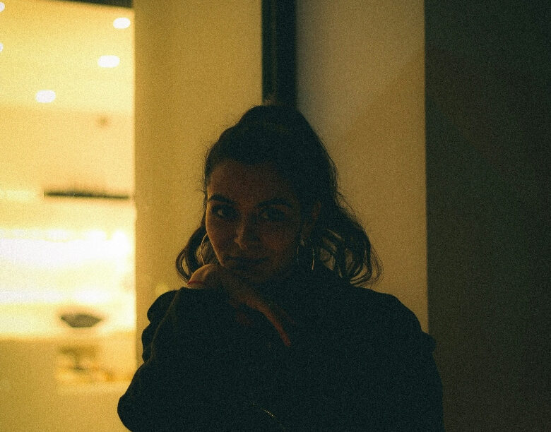 Οι άνθρωποι που προτιμούν να μένουν μόνοι τα βράδια, έχουν 7 περίεργα κοινά χαρακτηριστικά