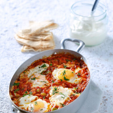 Αυγά στο τηγάνι (σαν φουρνιστά), πικάντικα με έτοιμη σάλτσα ντομάτας